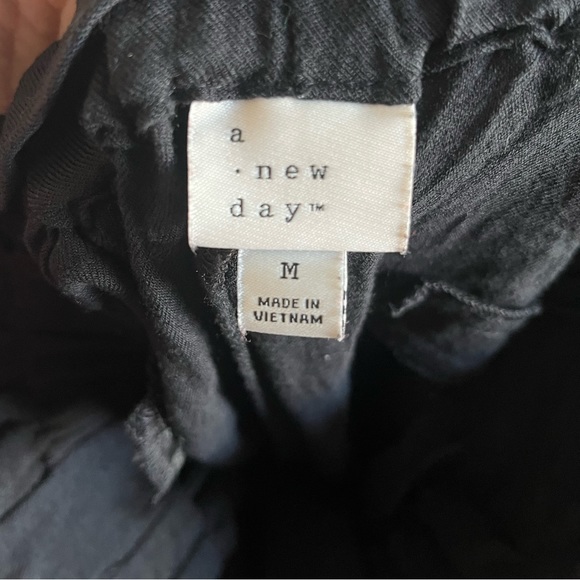 Black business casual pants with ruffle and tie at waist. Size Medium. - Picture 3 of 3